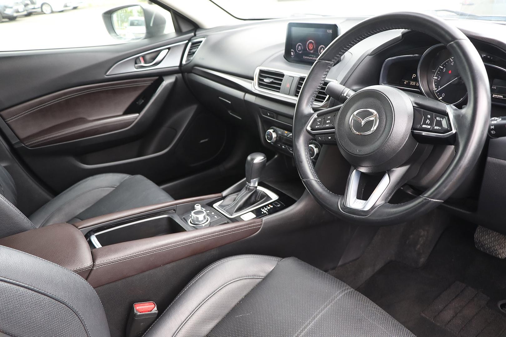 Mazda 3 image 2