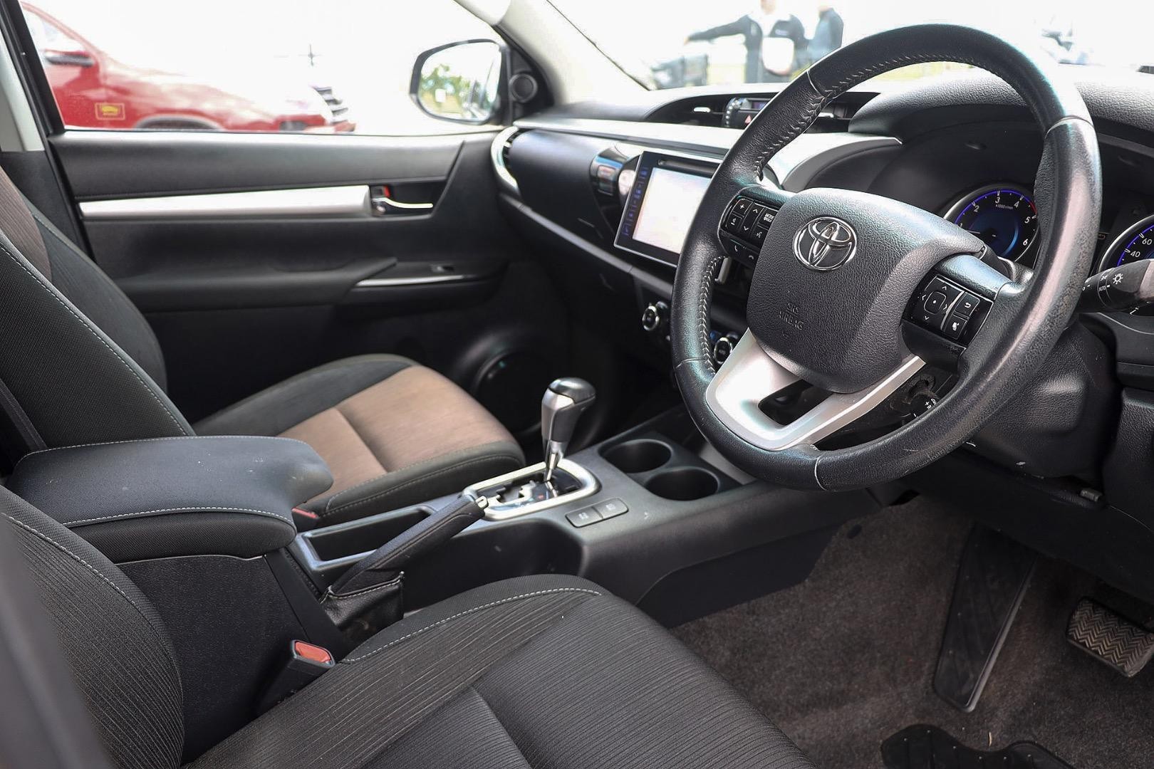 Toyota Hilux image 2