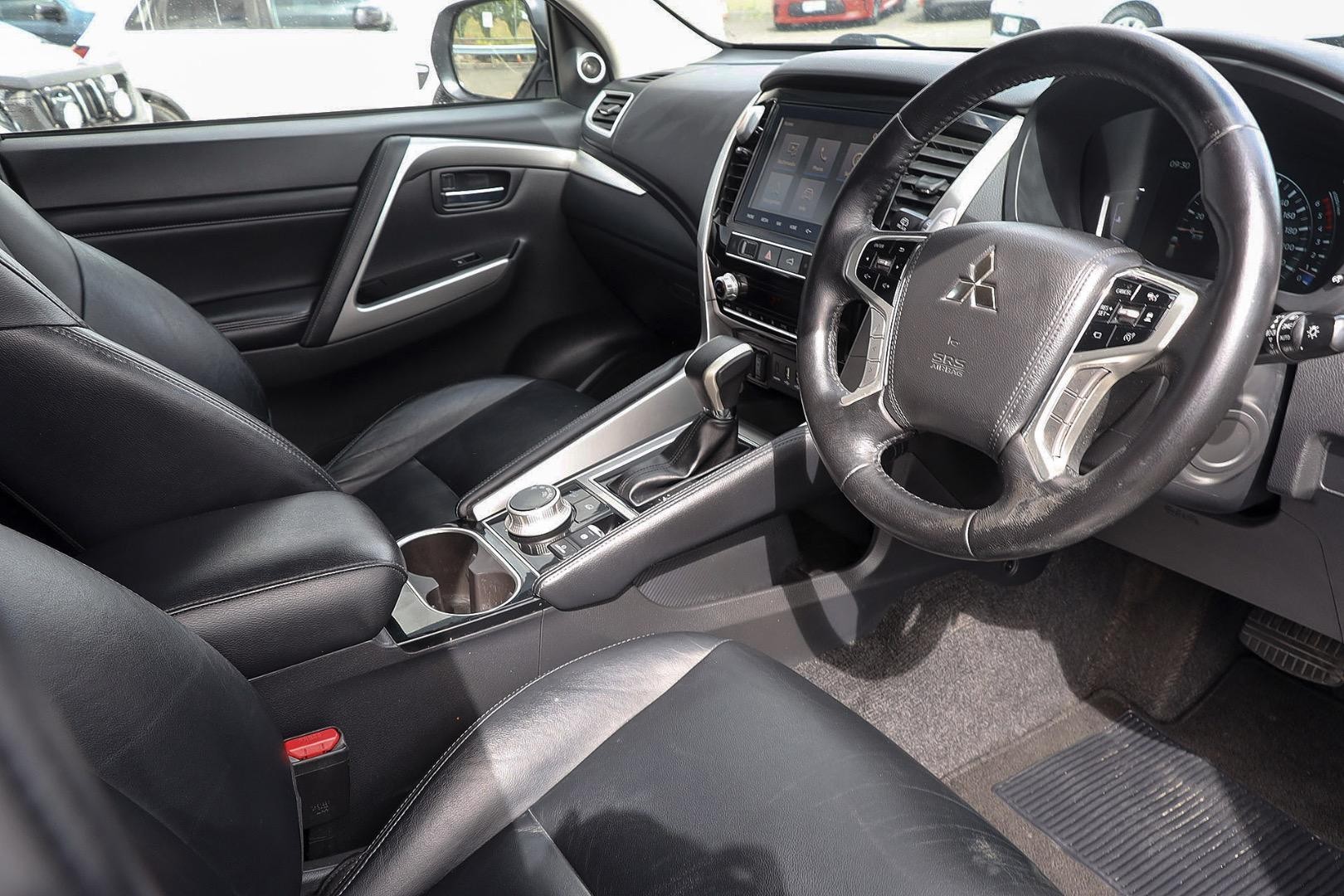 Mitsubishi Pajero Sport image 2