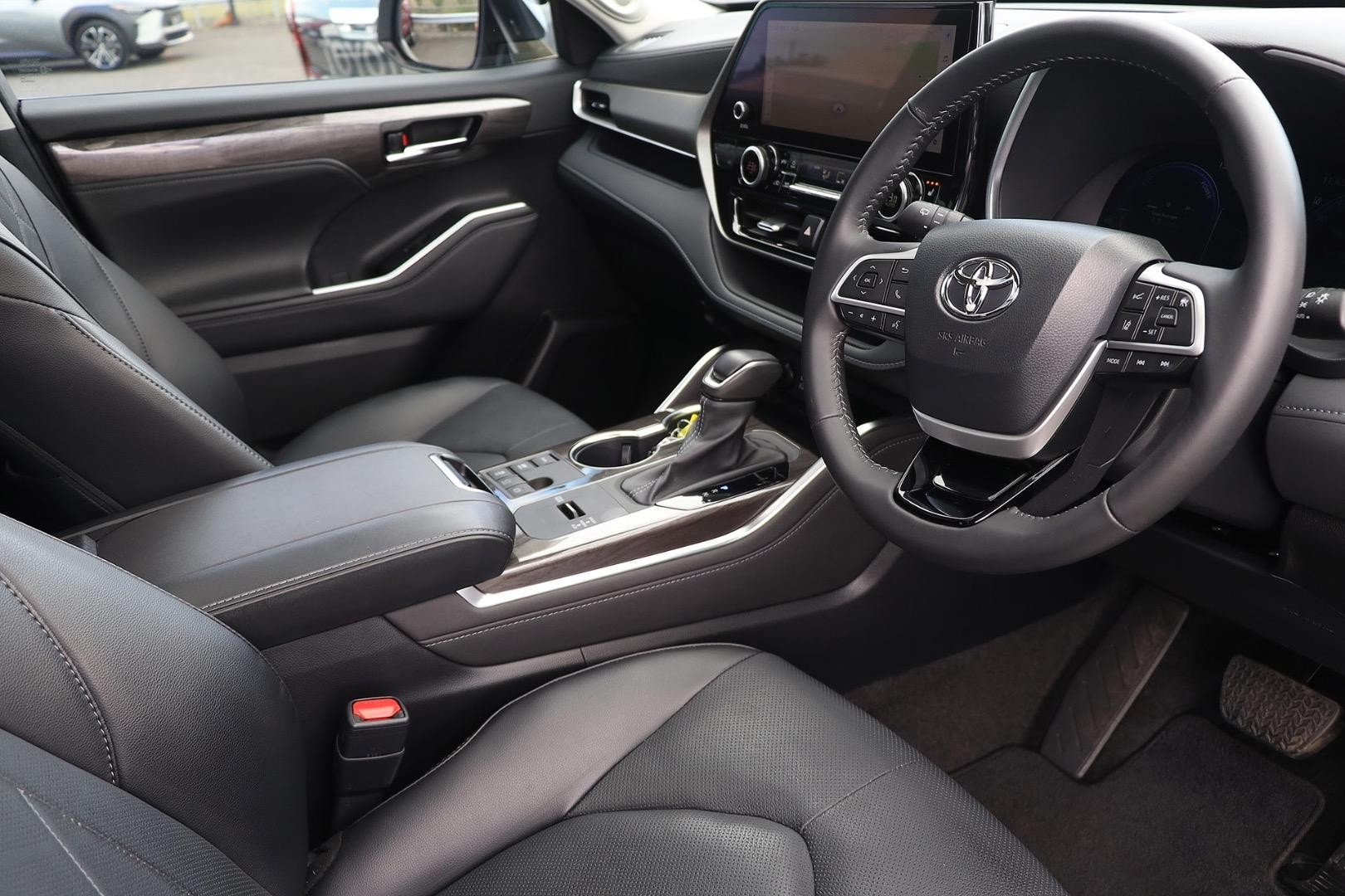 Toyota Kluger image 2