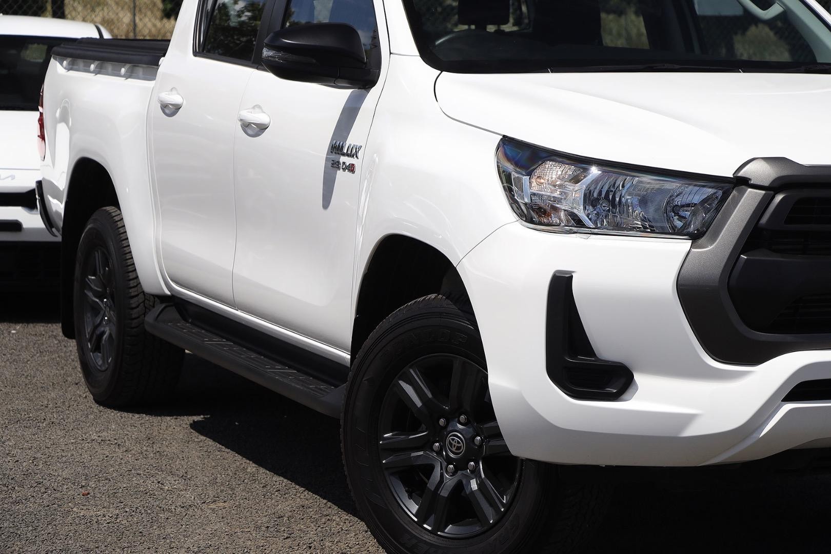 Toyota Hilux image 2