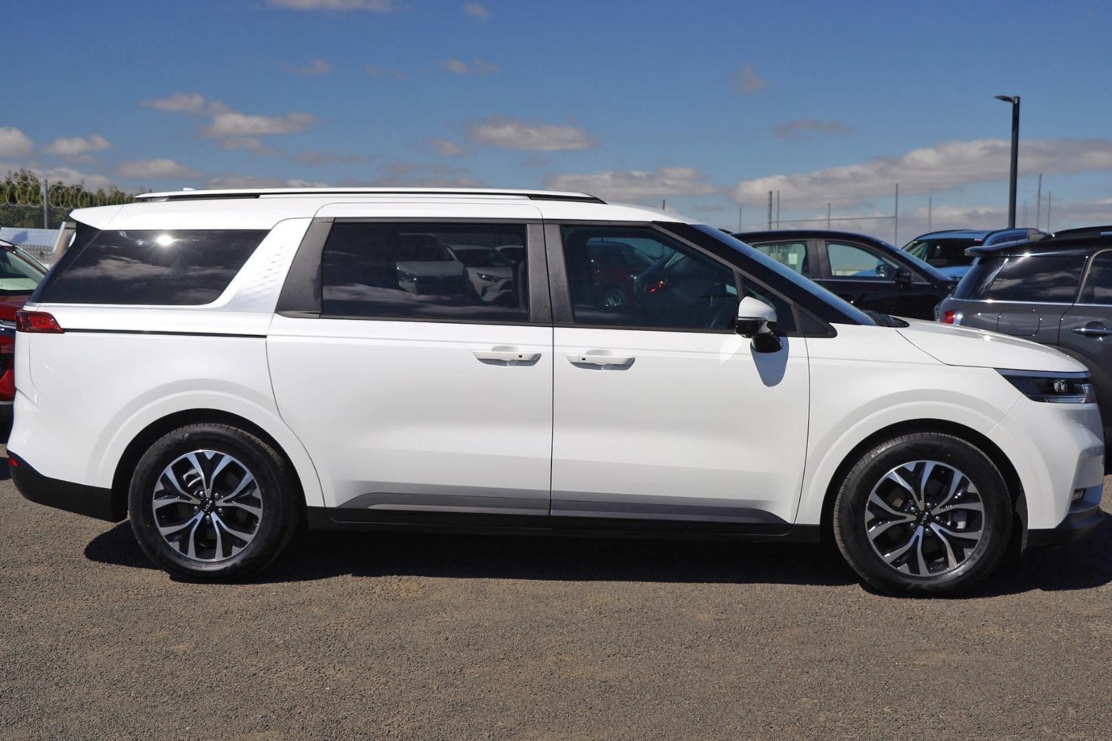 Kia Carnival image 4