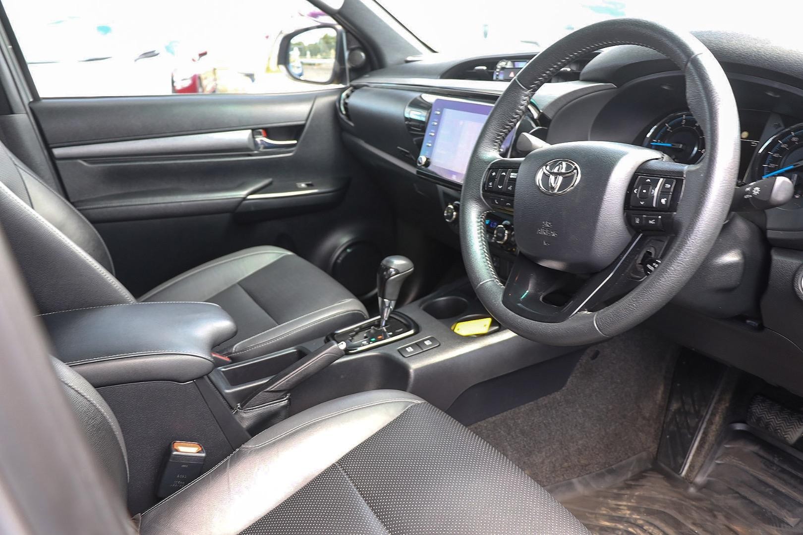 Toyota Hilux image 2