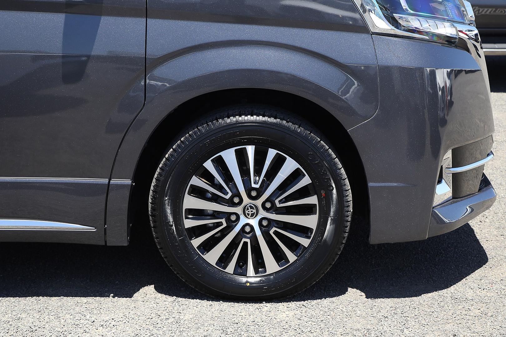 Toyota Granvia image 4