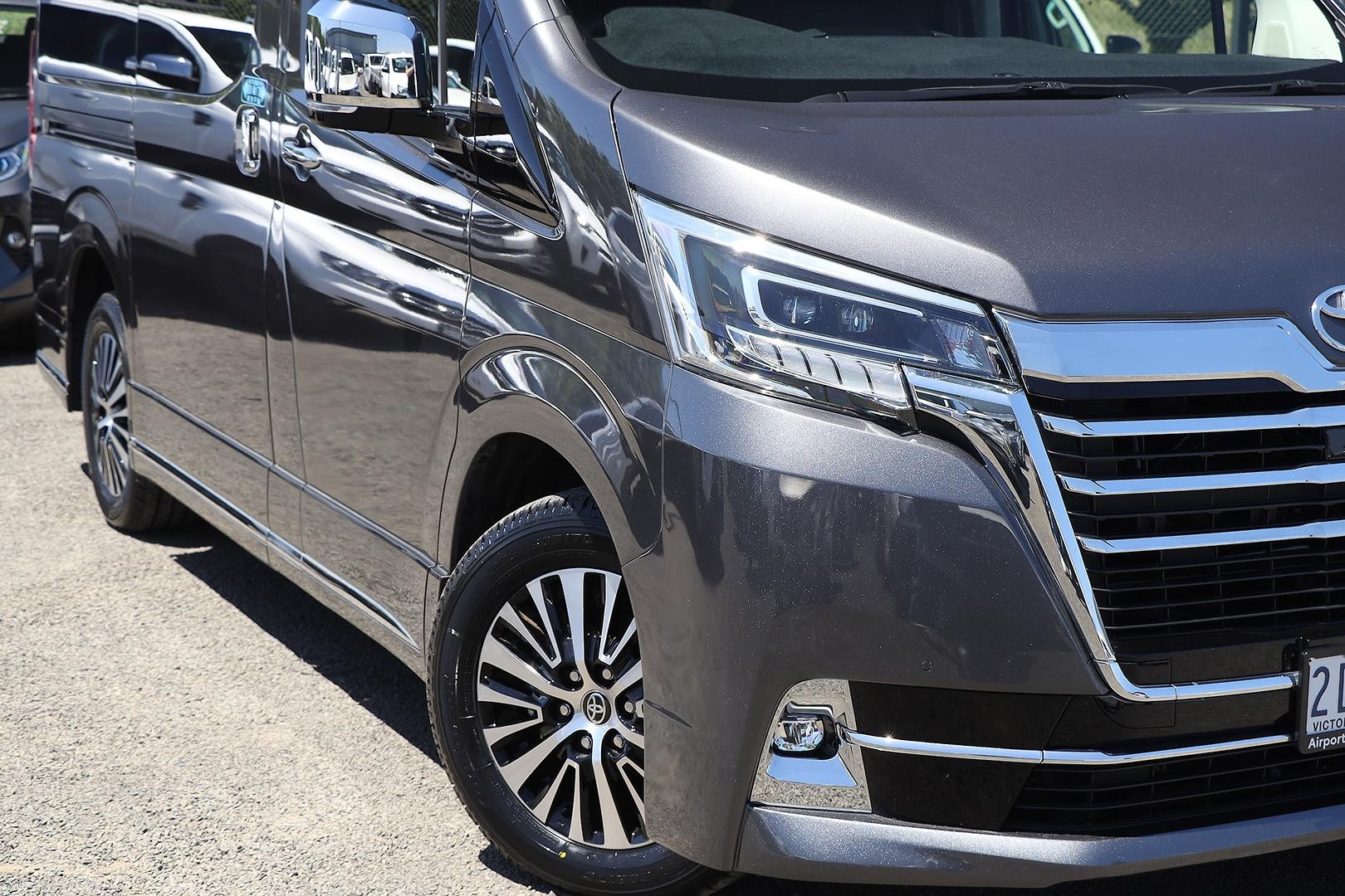 Toyota Granvia image 2