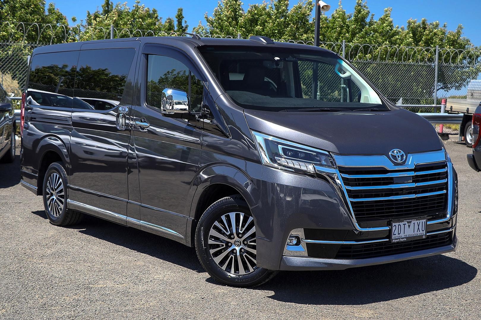 Toyota Granvia image 1