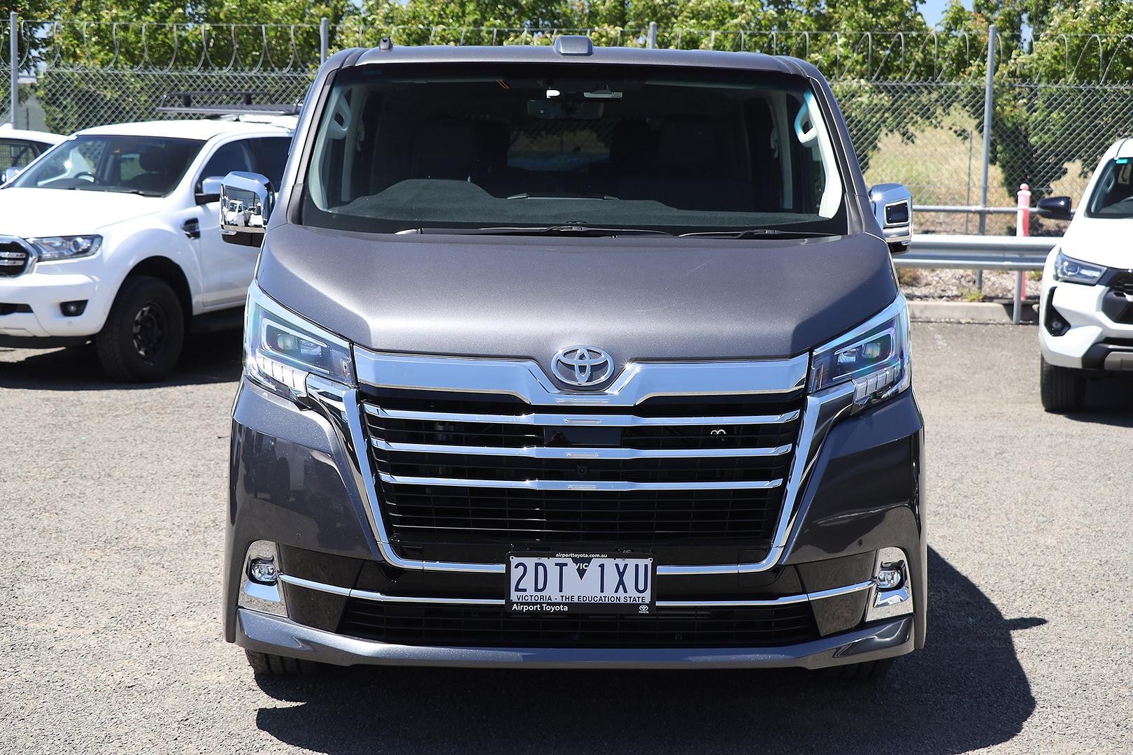 Toyota Granvia image 3