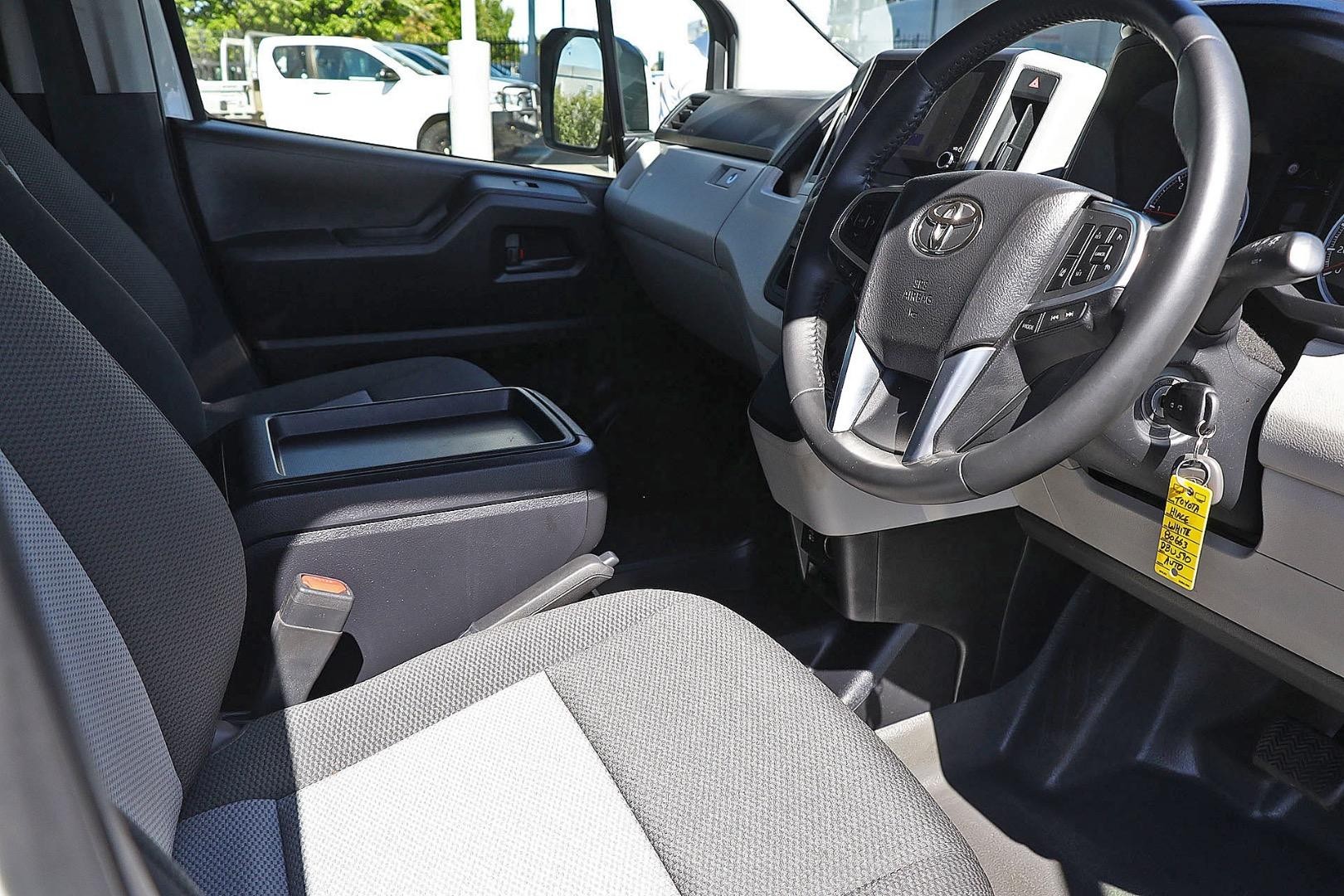 Toyota Hiace image 2