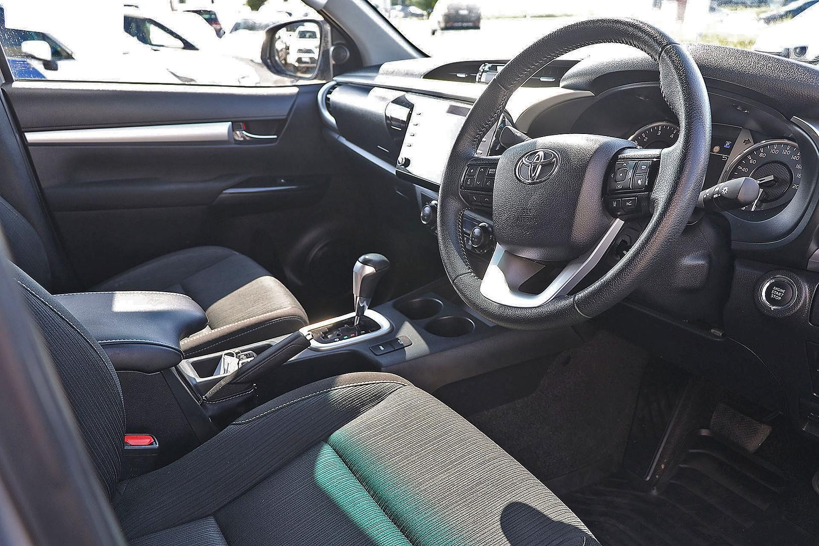 Toyota Hilux image 2