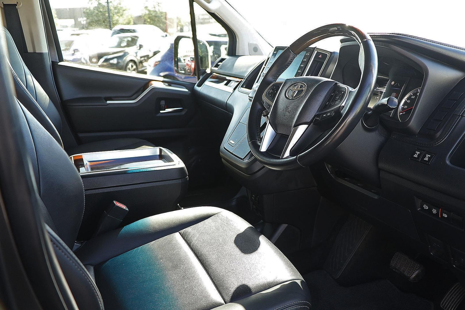 Toyota Granvia image 2