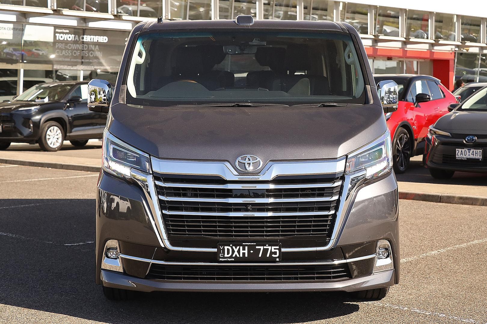 Toyota Granvia image 3