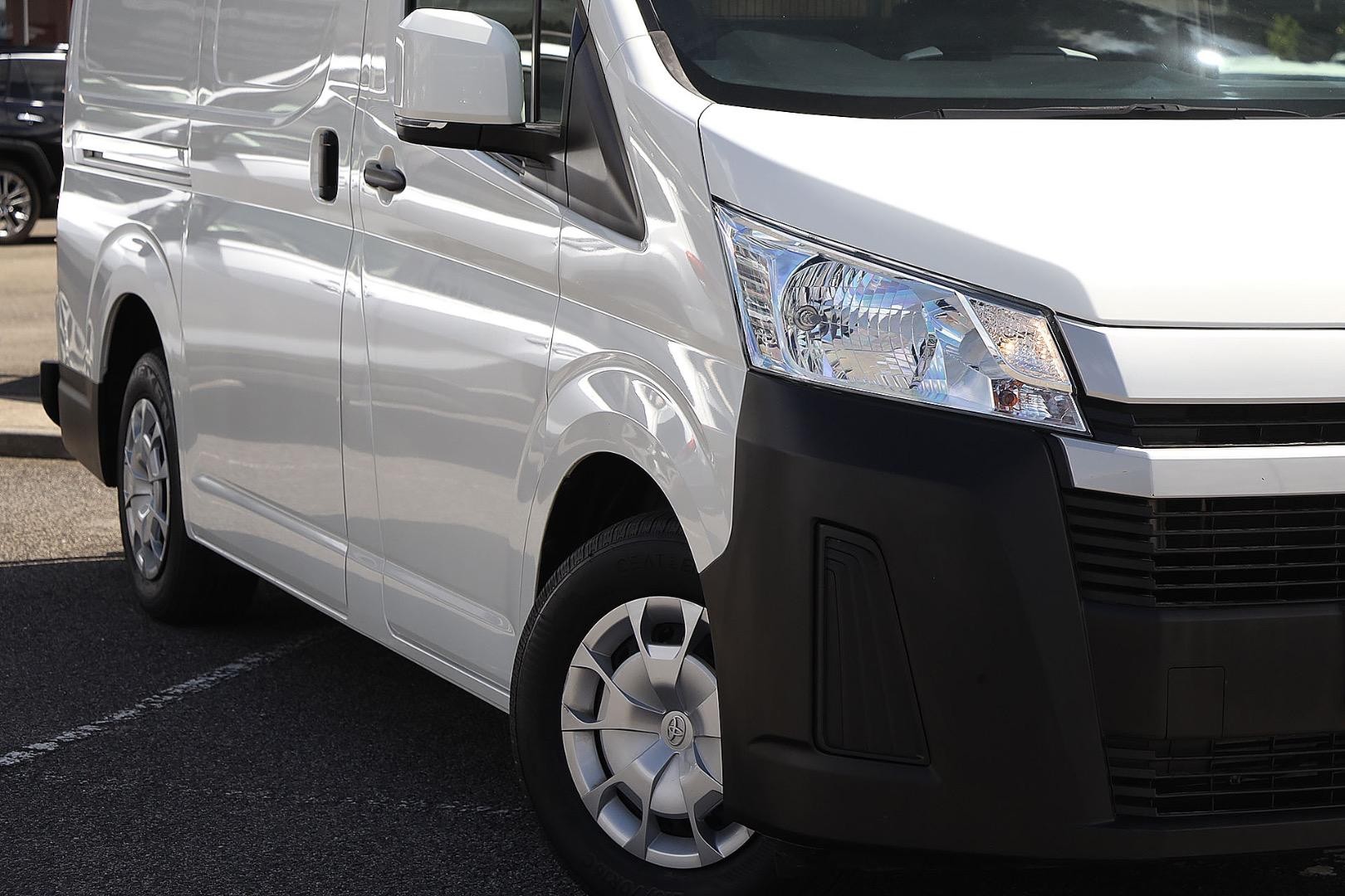 Toyota Hiace image 2