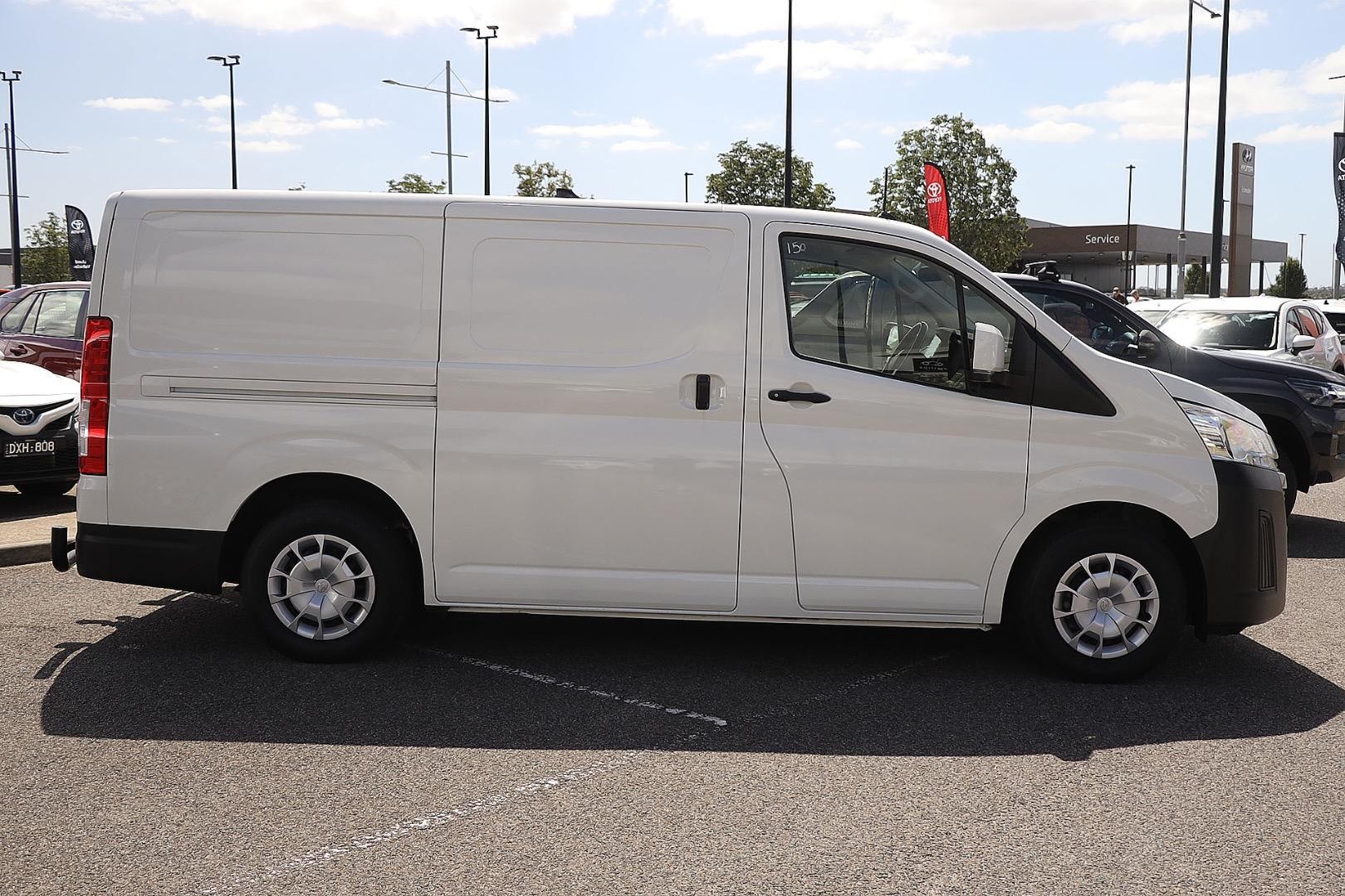 Toyota Hiace image 4