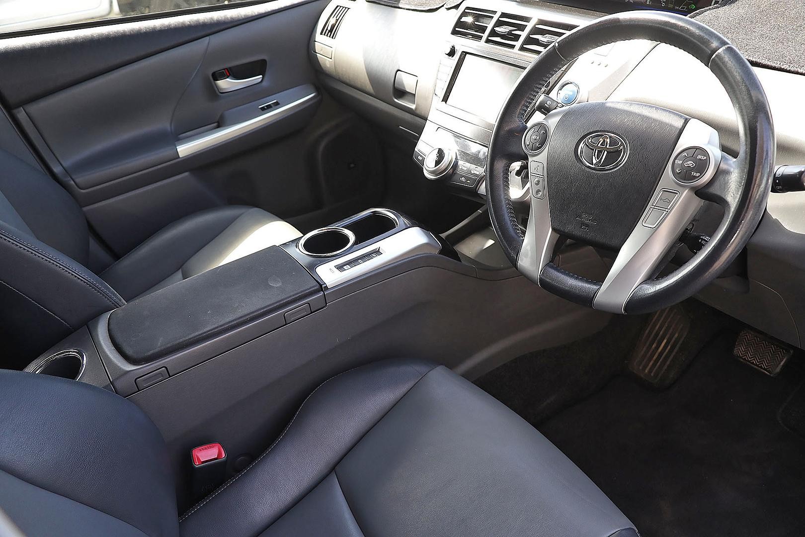 Toyota Prius V image 2