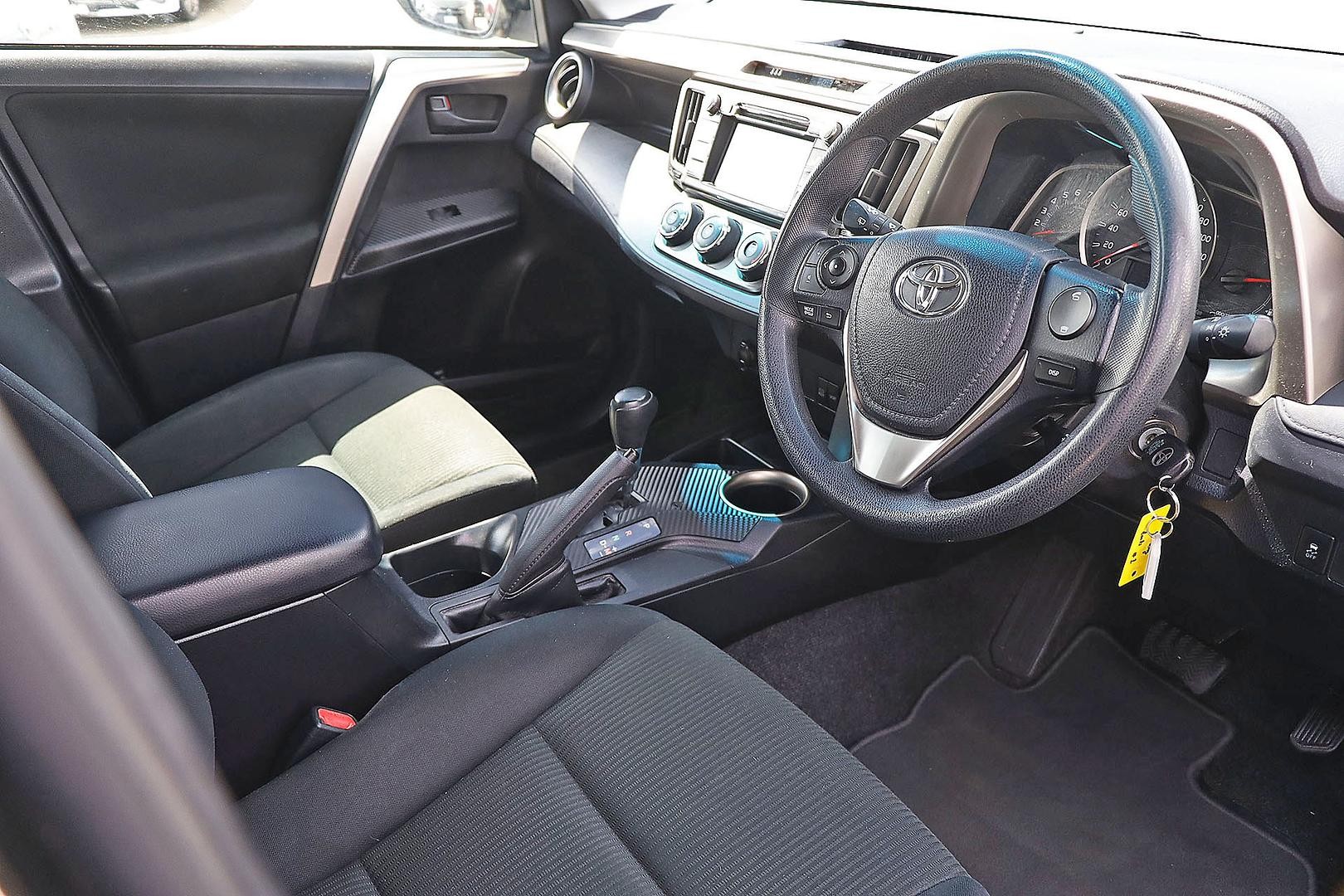 Toyota Rav4 image 2