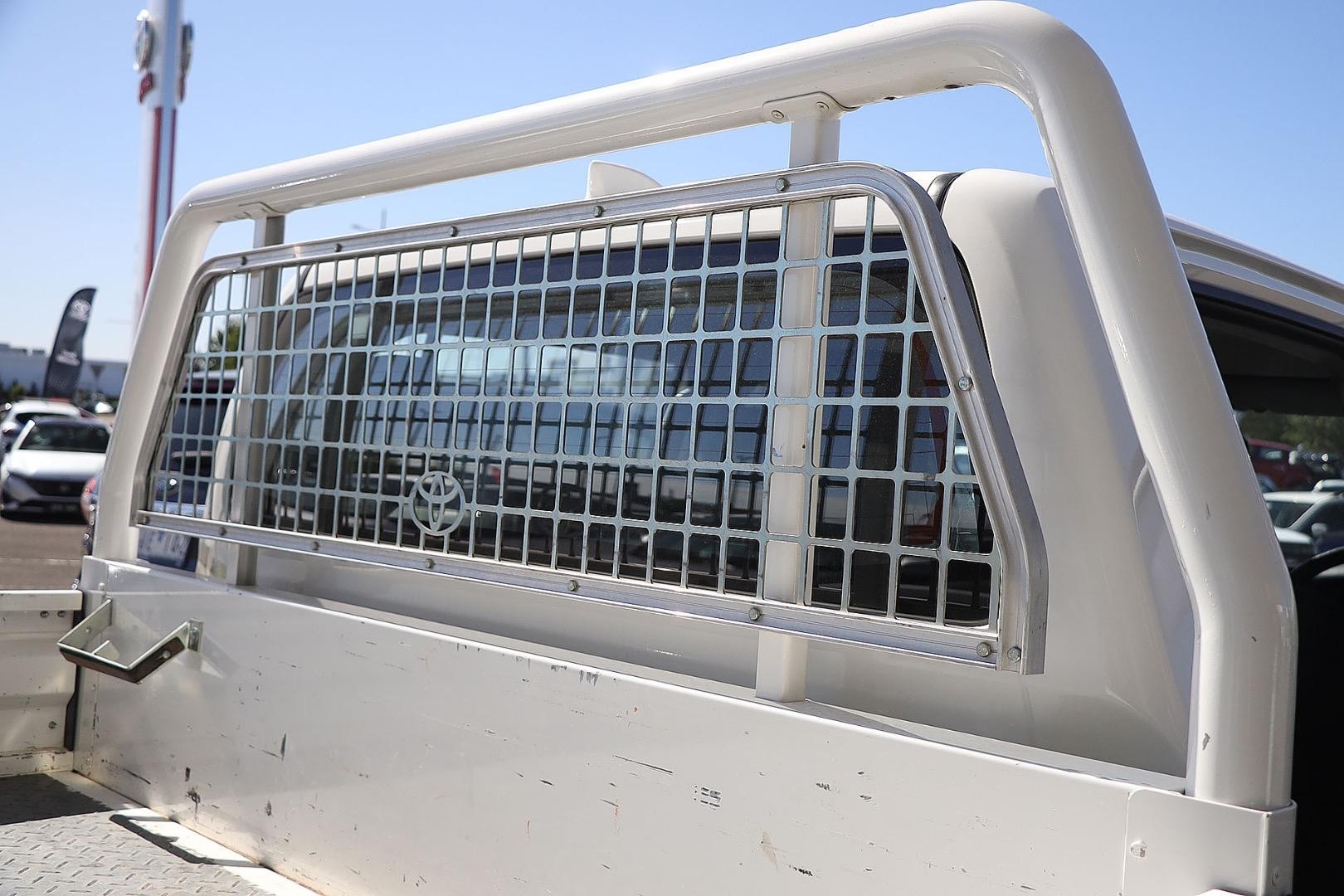 Toyota Hilux image 2