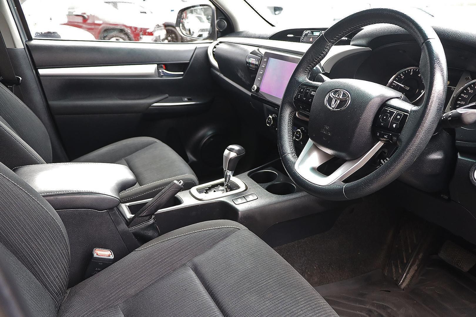 Toyota Hilux image 4