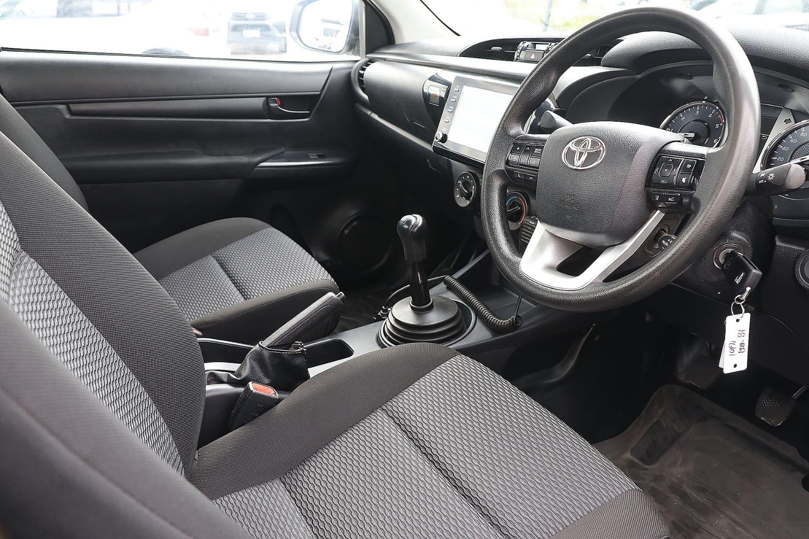 Toyota Hilux image 2