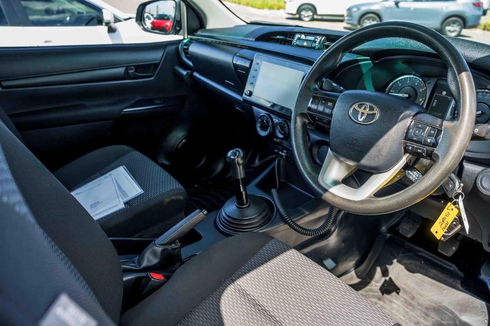 Toyota Hilux image 2