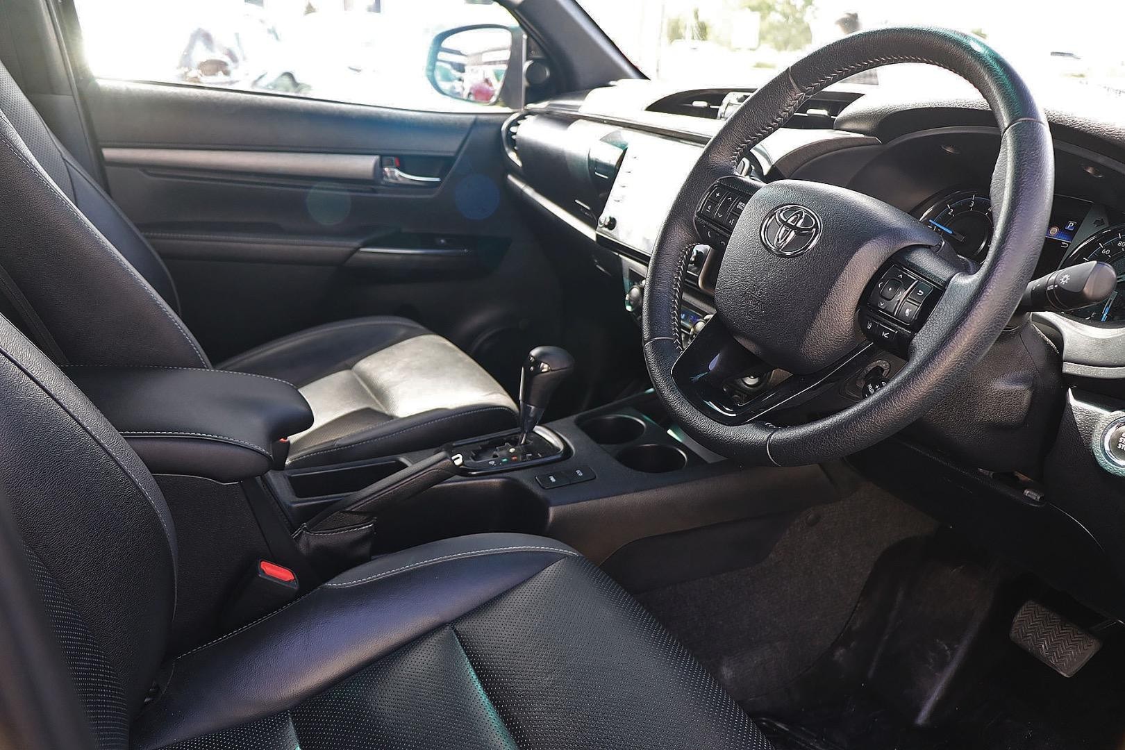 Toyota Hilux image 2