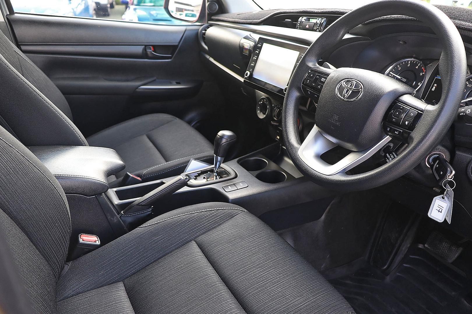 Toyota Hilux image 2