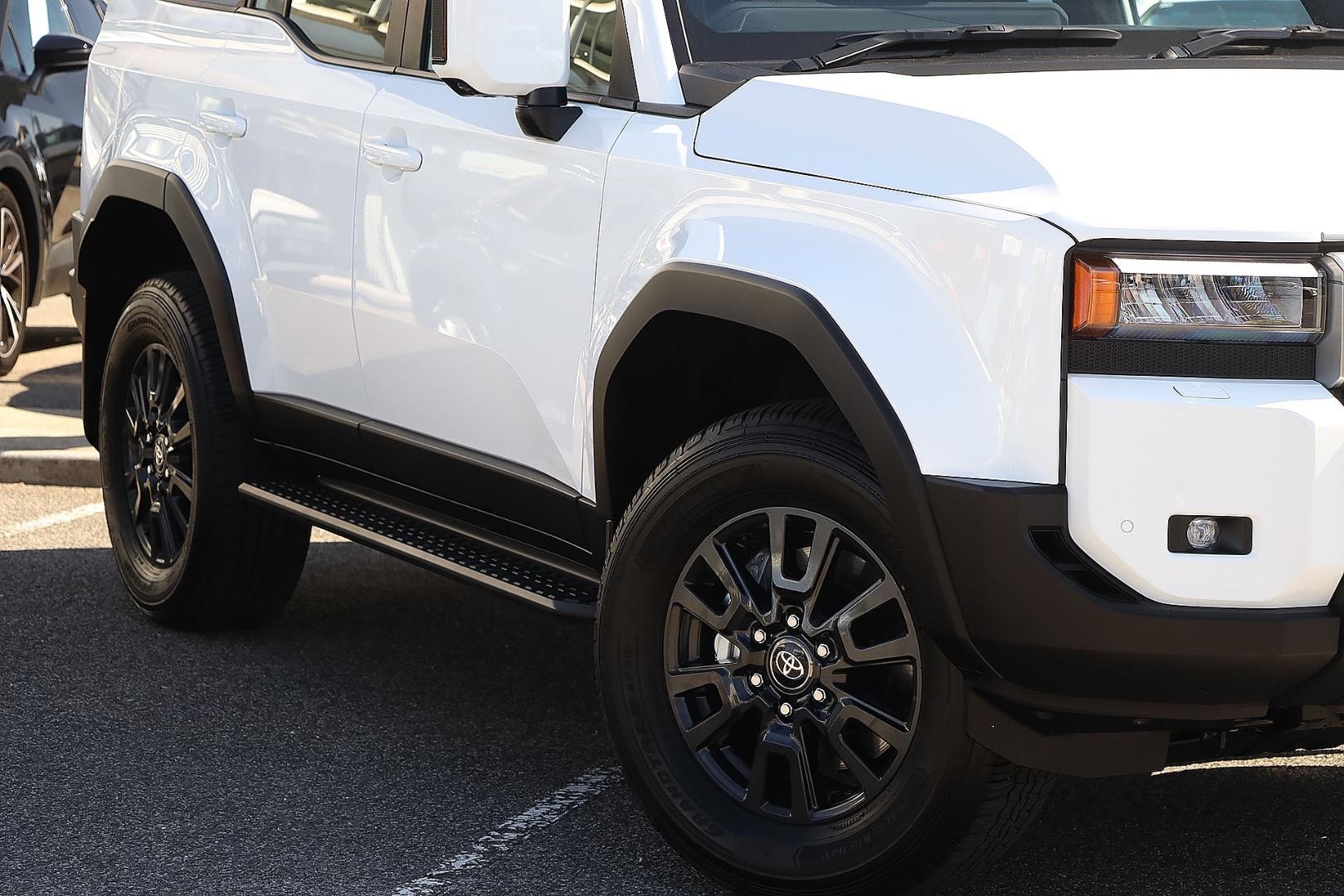 Toyota Landcruiser Prado image 2