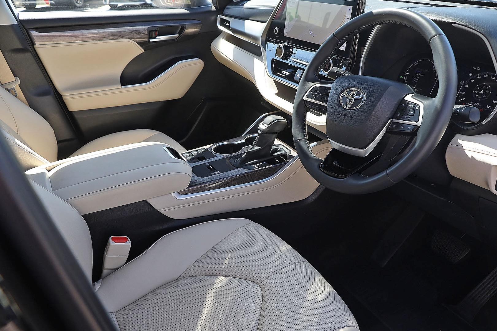 Toyota Kluger image 2