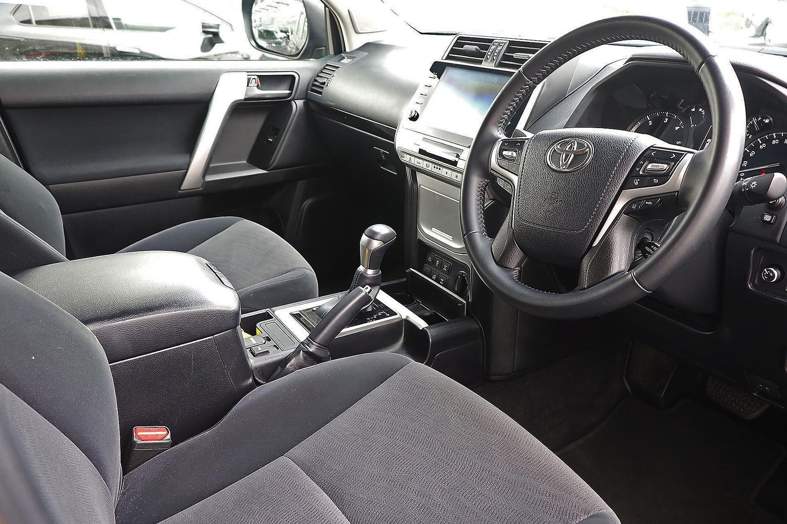 Toyota Landcruiser Prado image 2