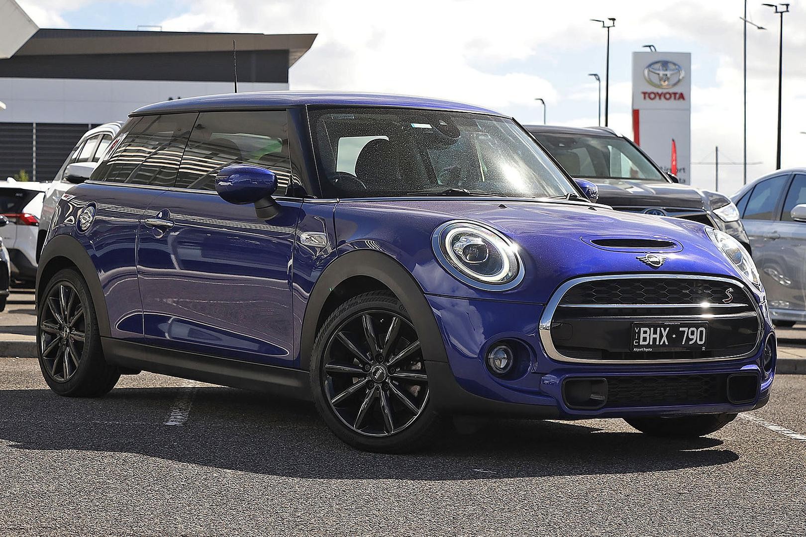 Mini Hatch image 1