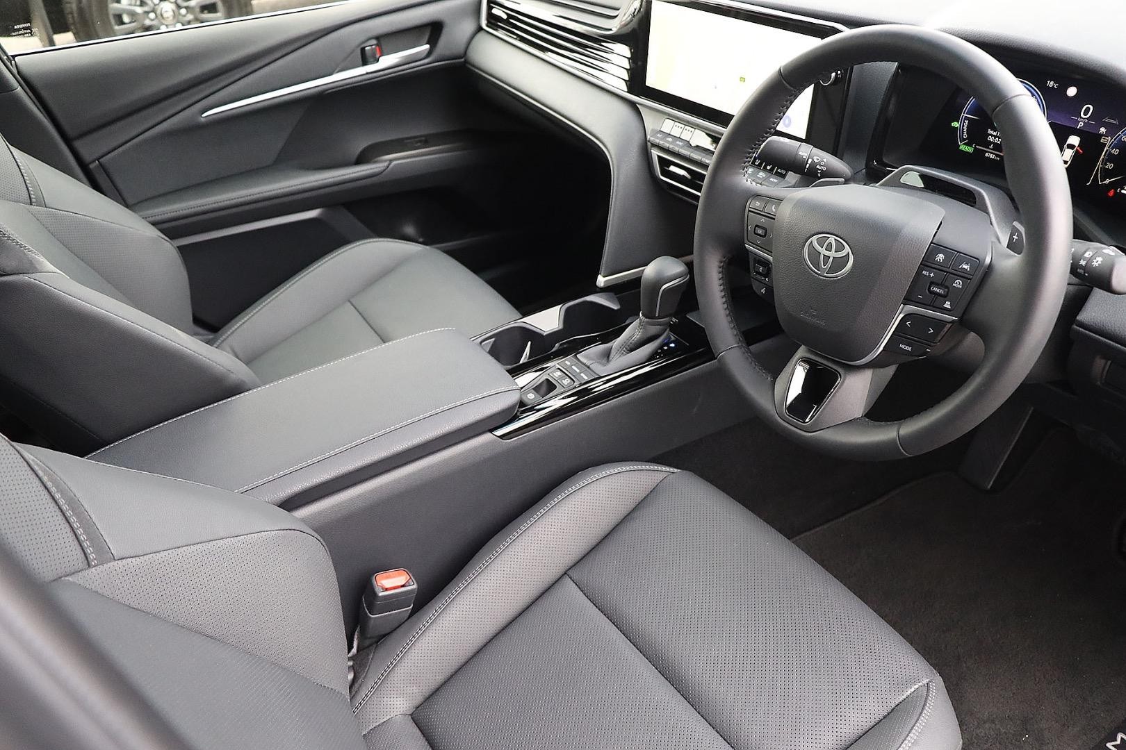 Toyota Camry image 2