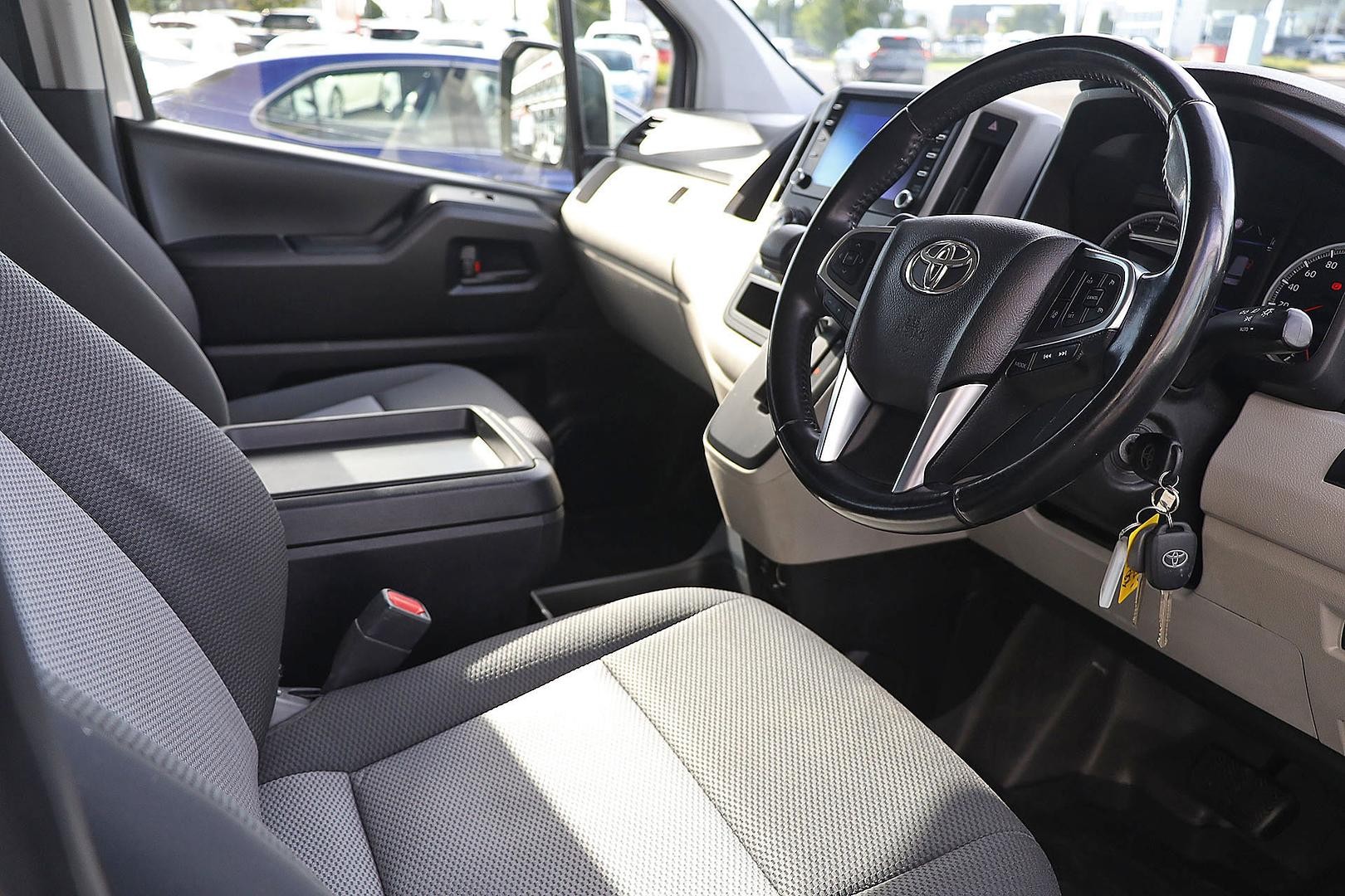 Toyota Hiace image 2