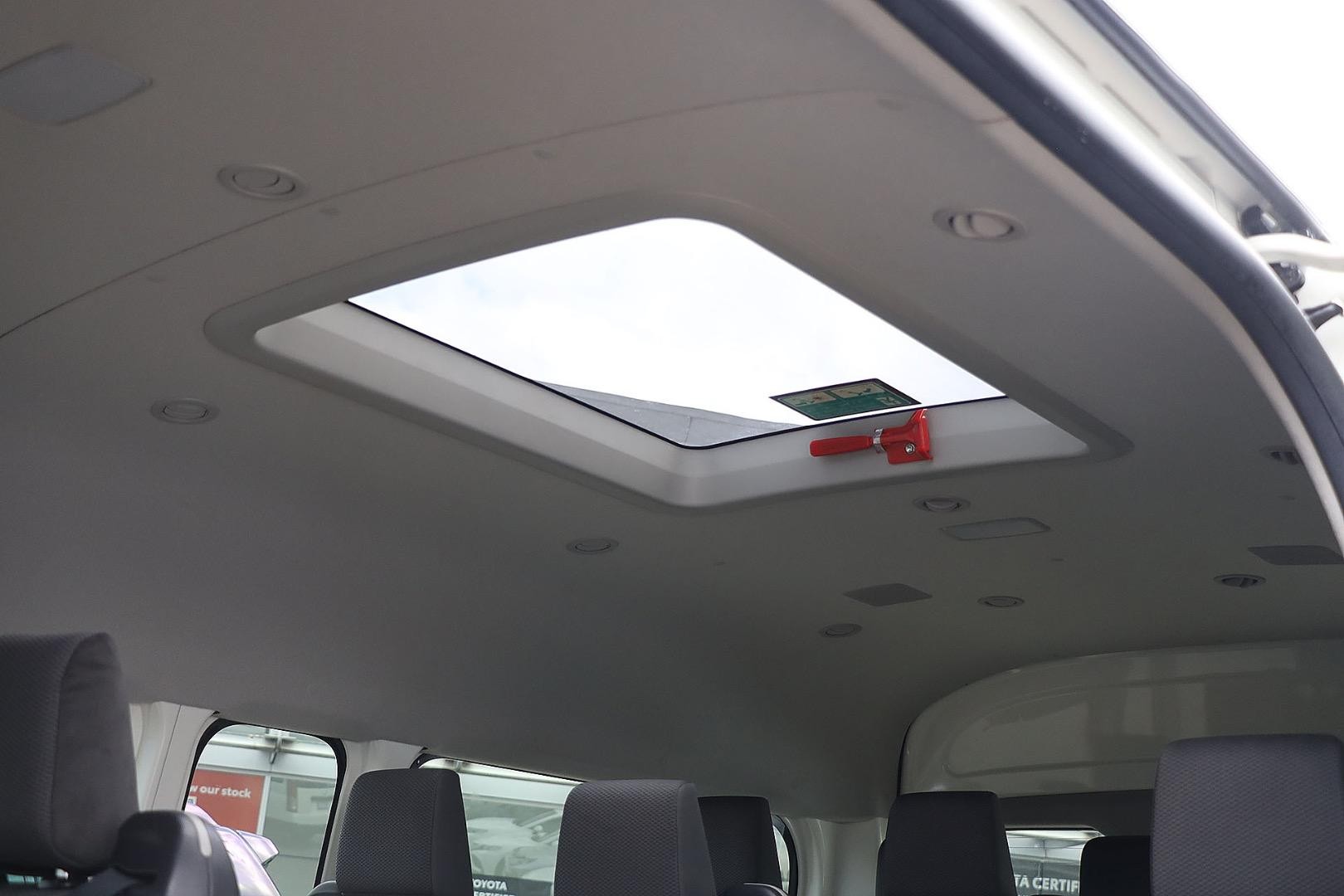 Toyota Hiace image 2