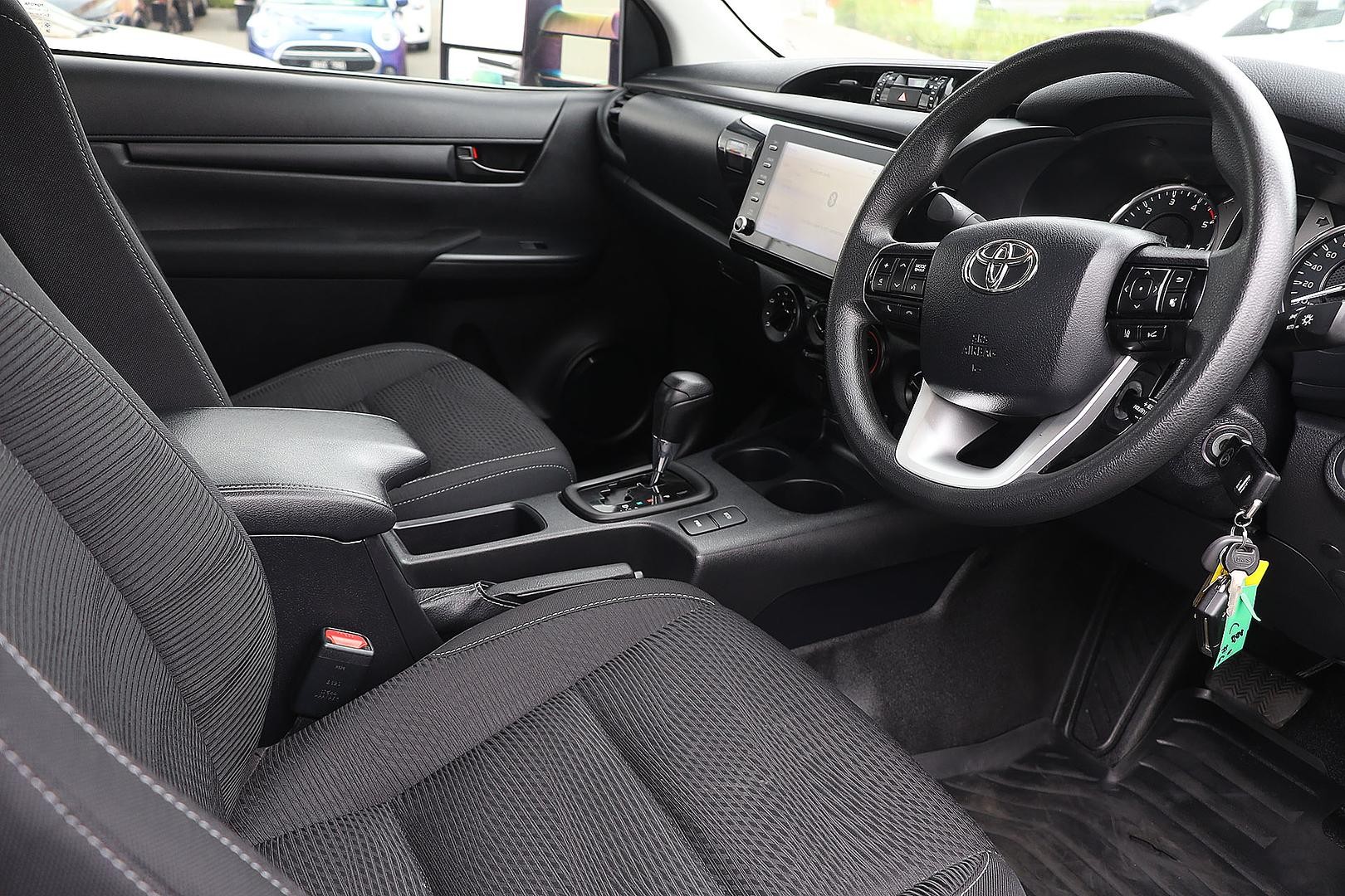 Toyota Hilux image 2