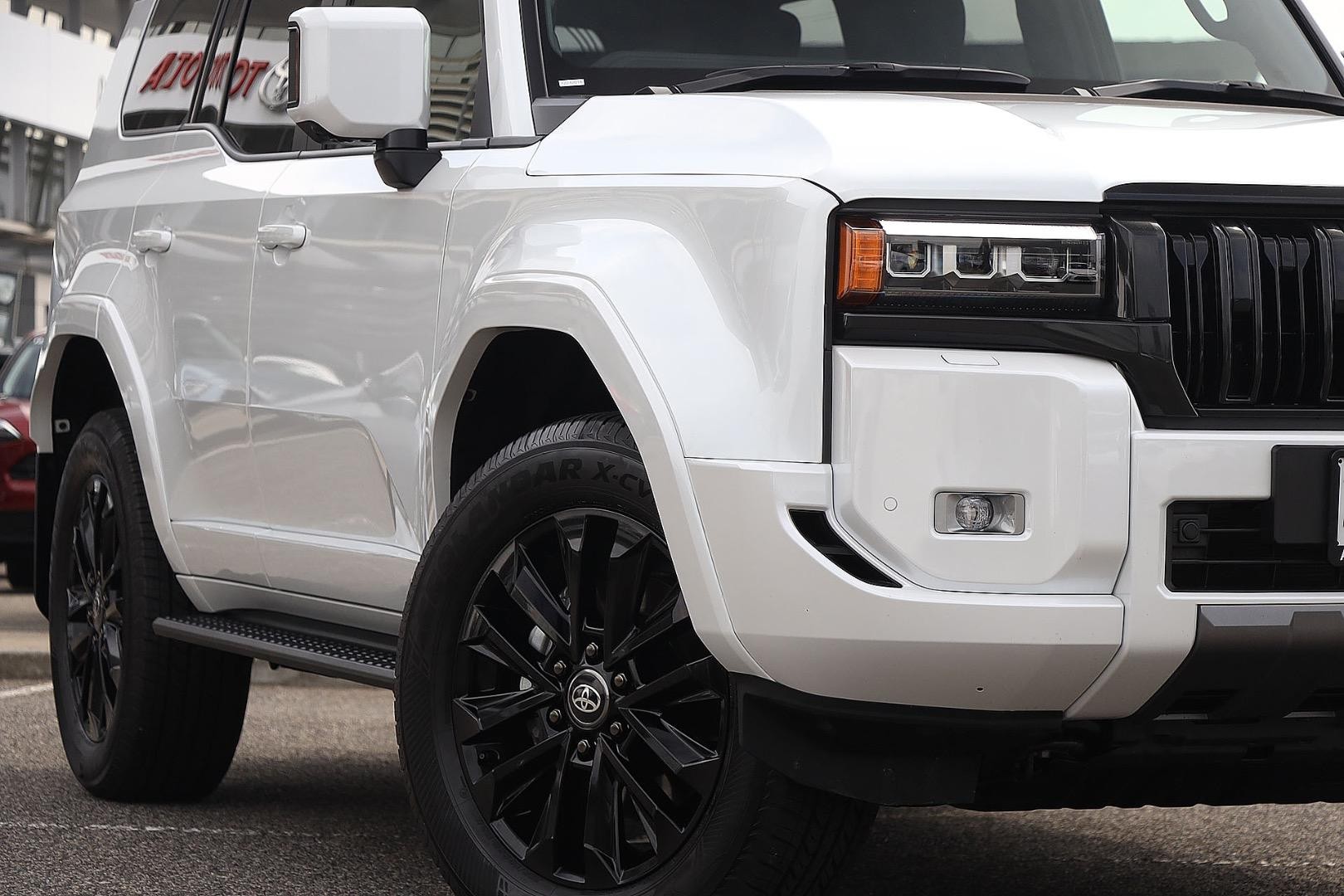 Toyota Landcruiser Prado image 2