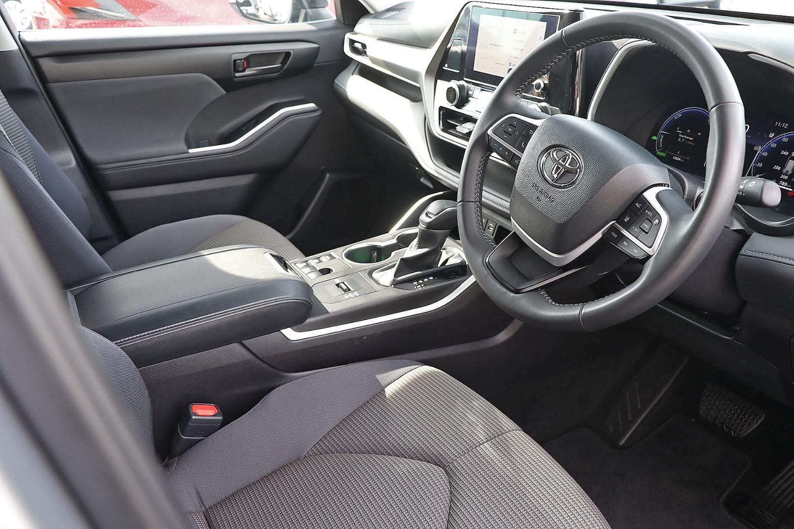 Toyota Kluger image 2