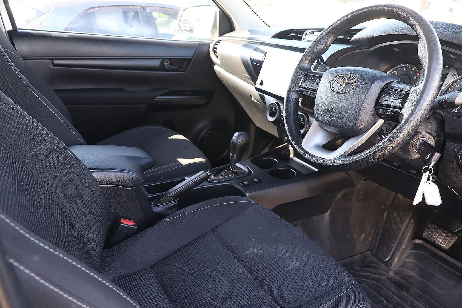 Toyota Hilux image 2