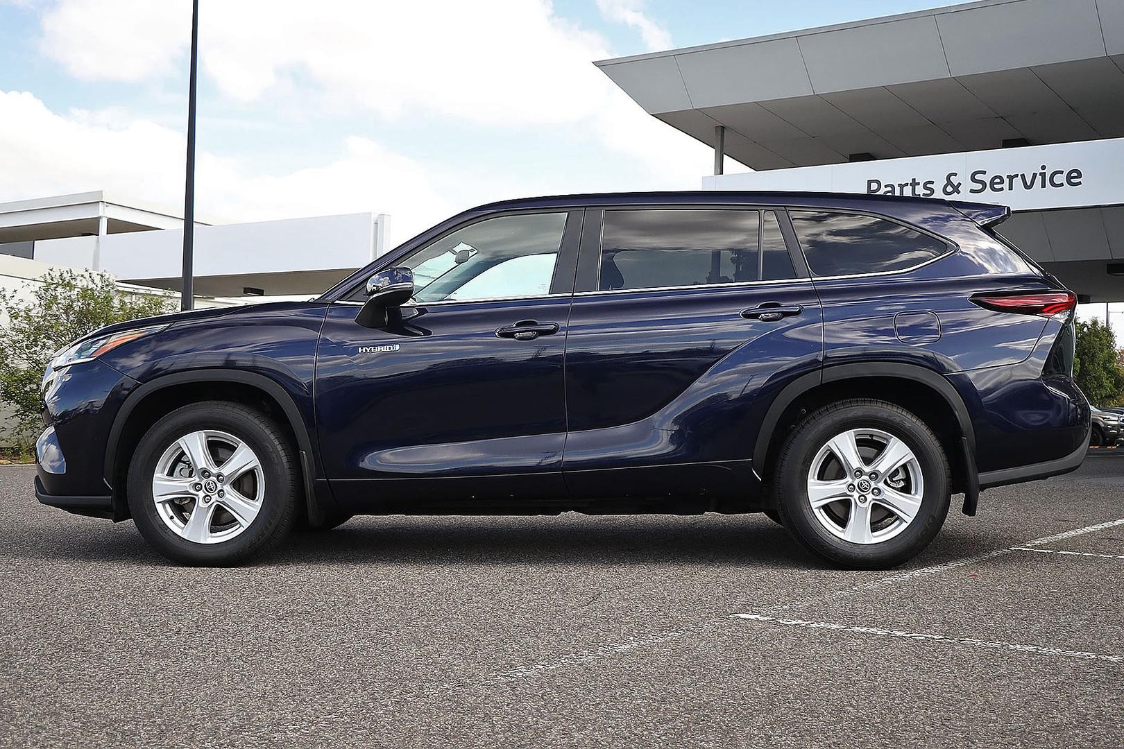 Toyota Kluger image 4