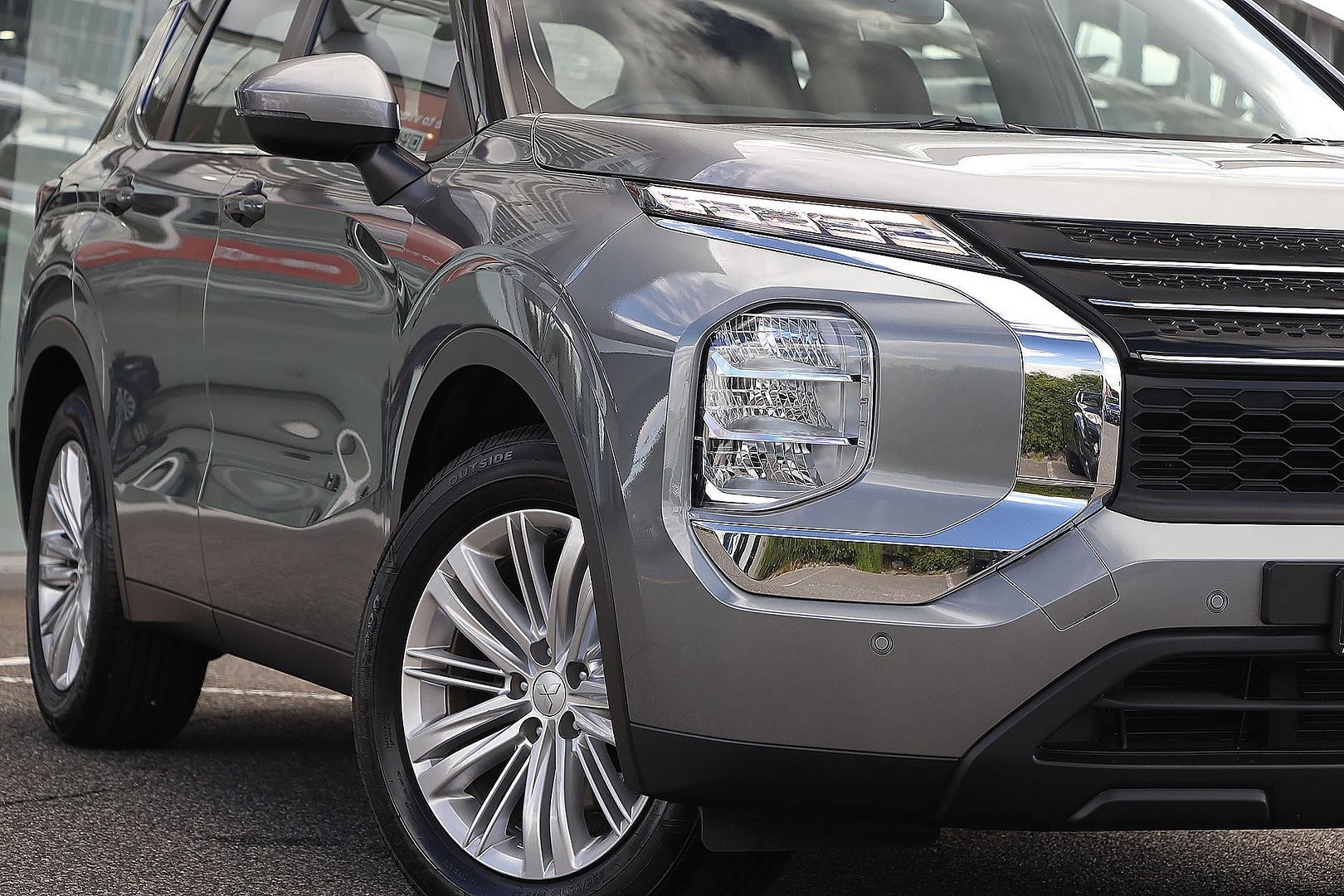 Mitsubishi Outlander image 2