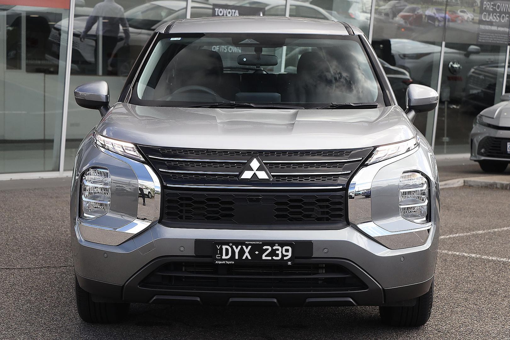 Mitsubishi Outlander image 3