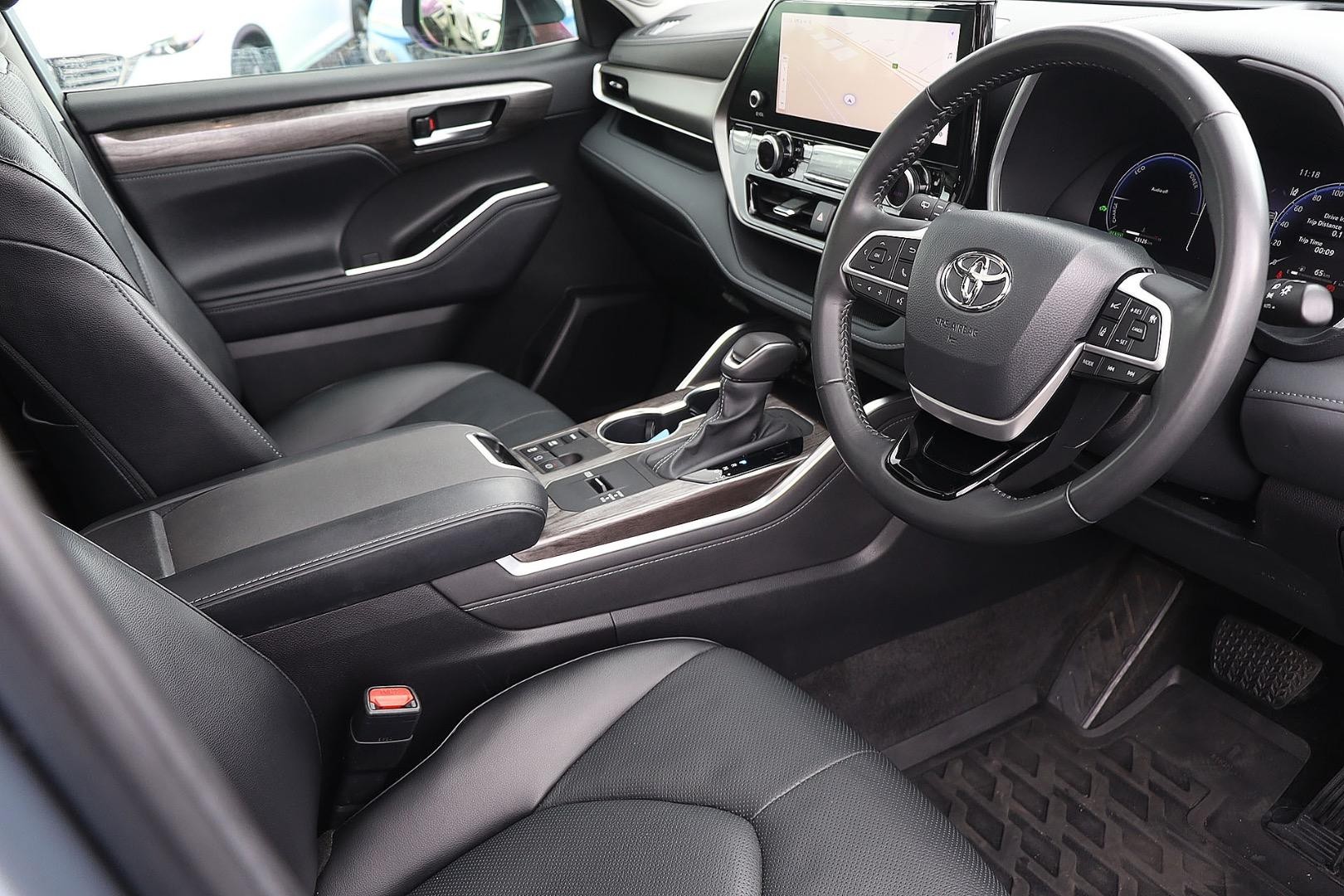 Toyota Kluger image 2