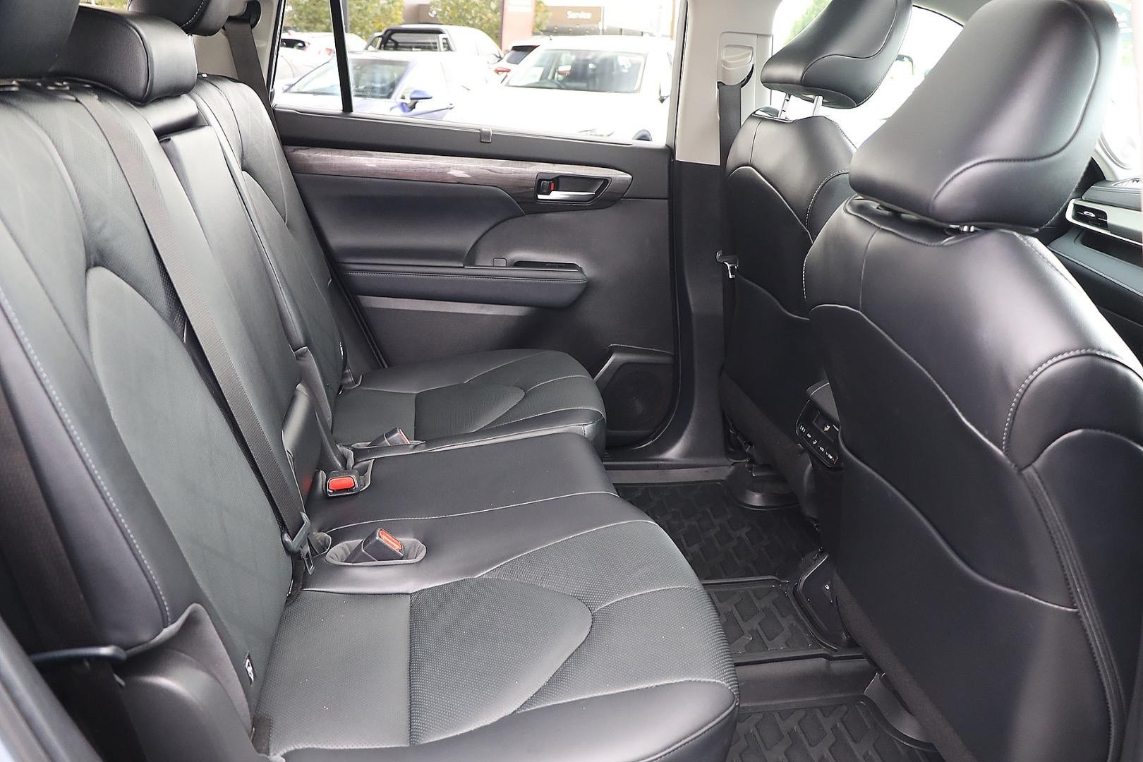 Toyota Kluger image 3