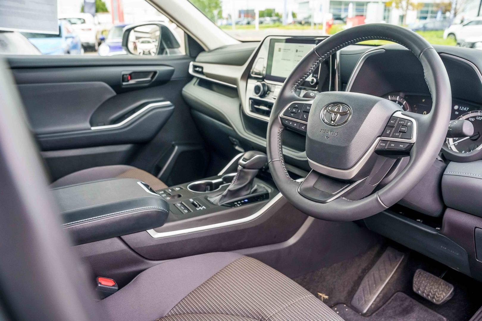 Toyota Kluger image 2