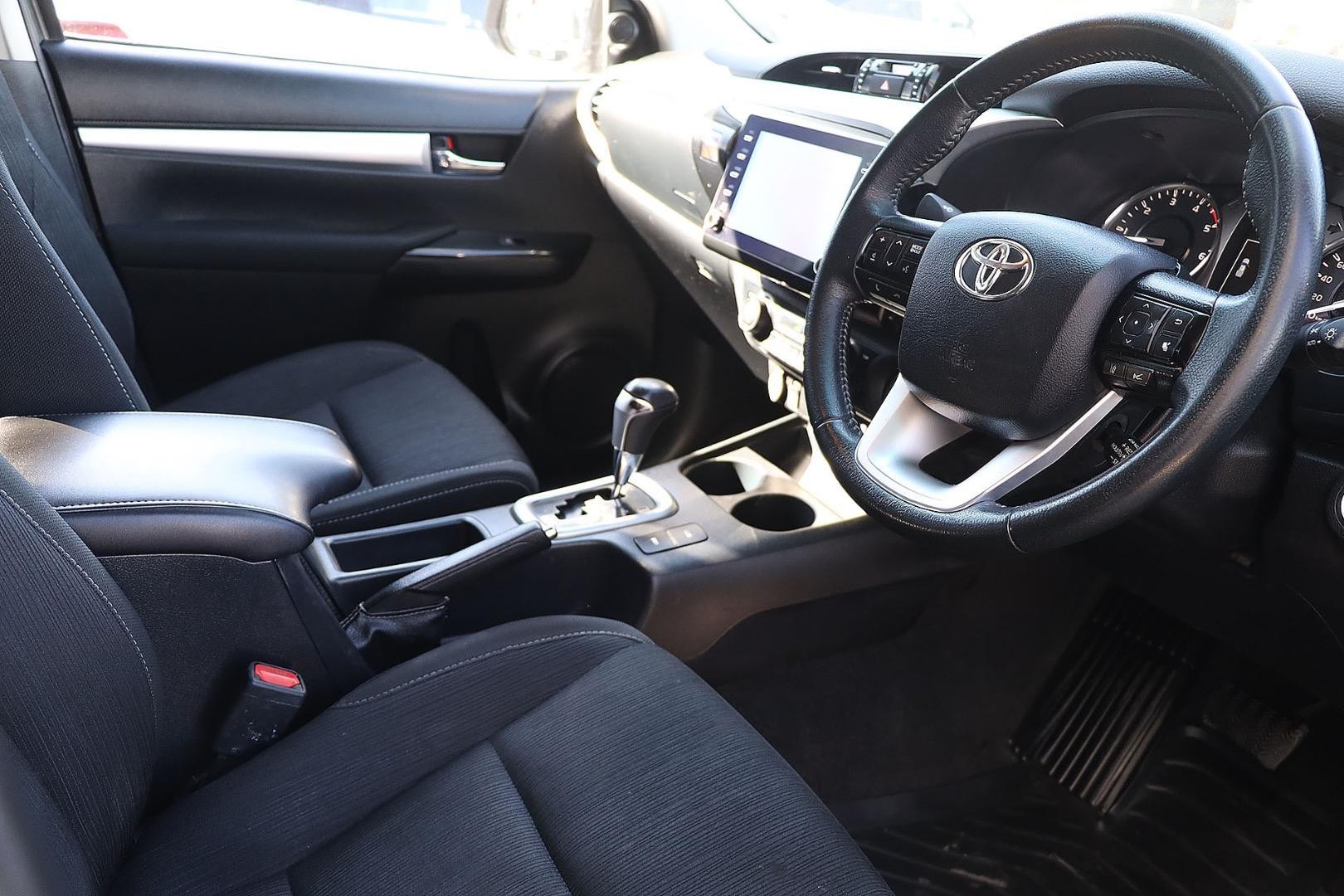Toyota Hilux image 2