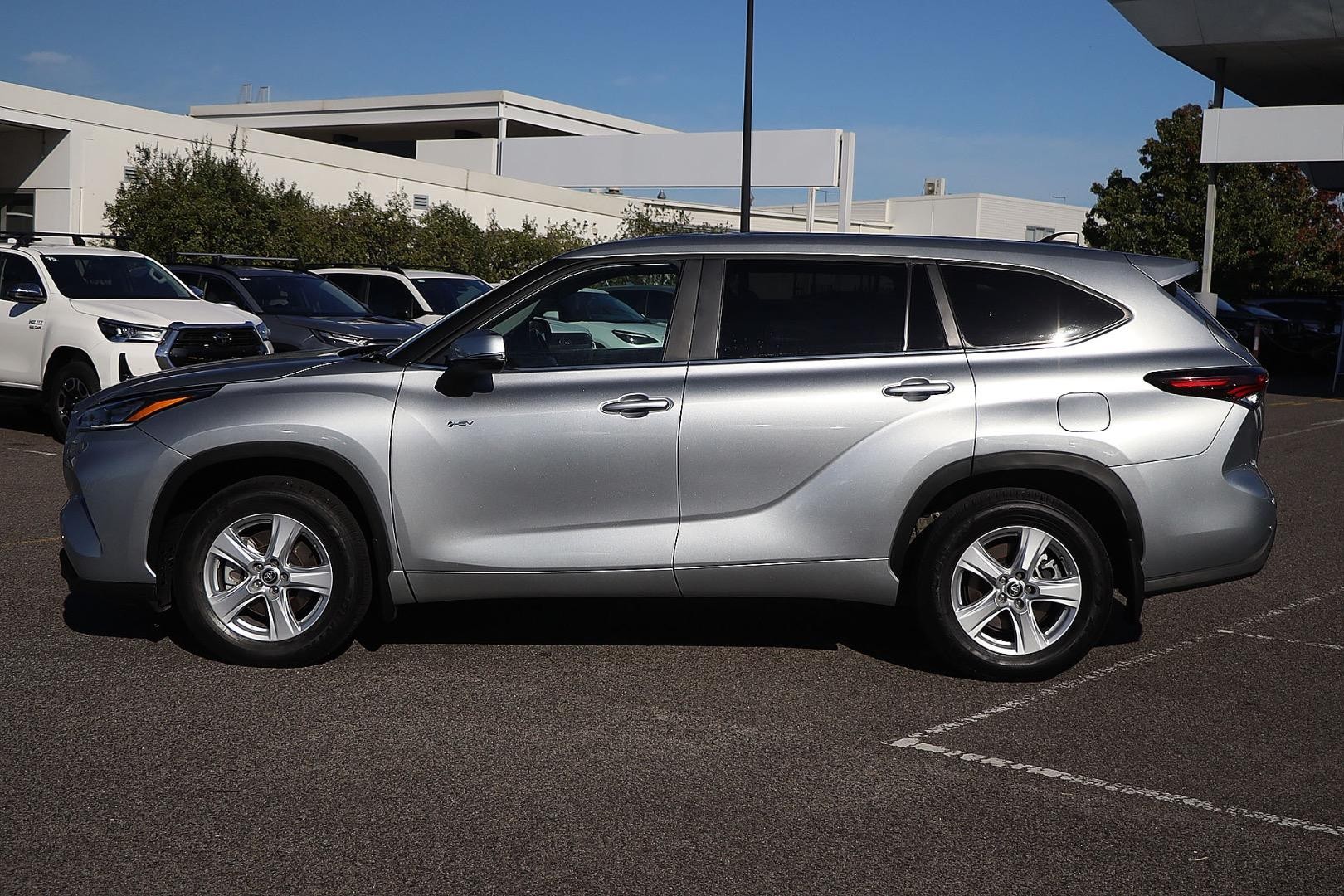 Toyota Kluger image 4