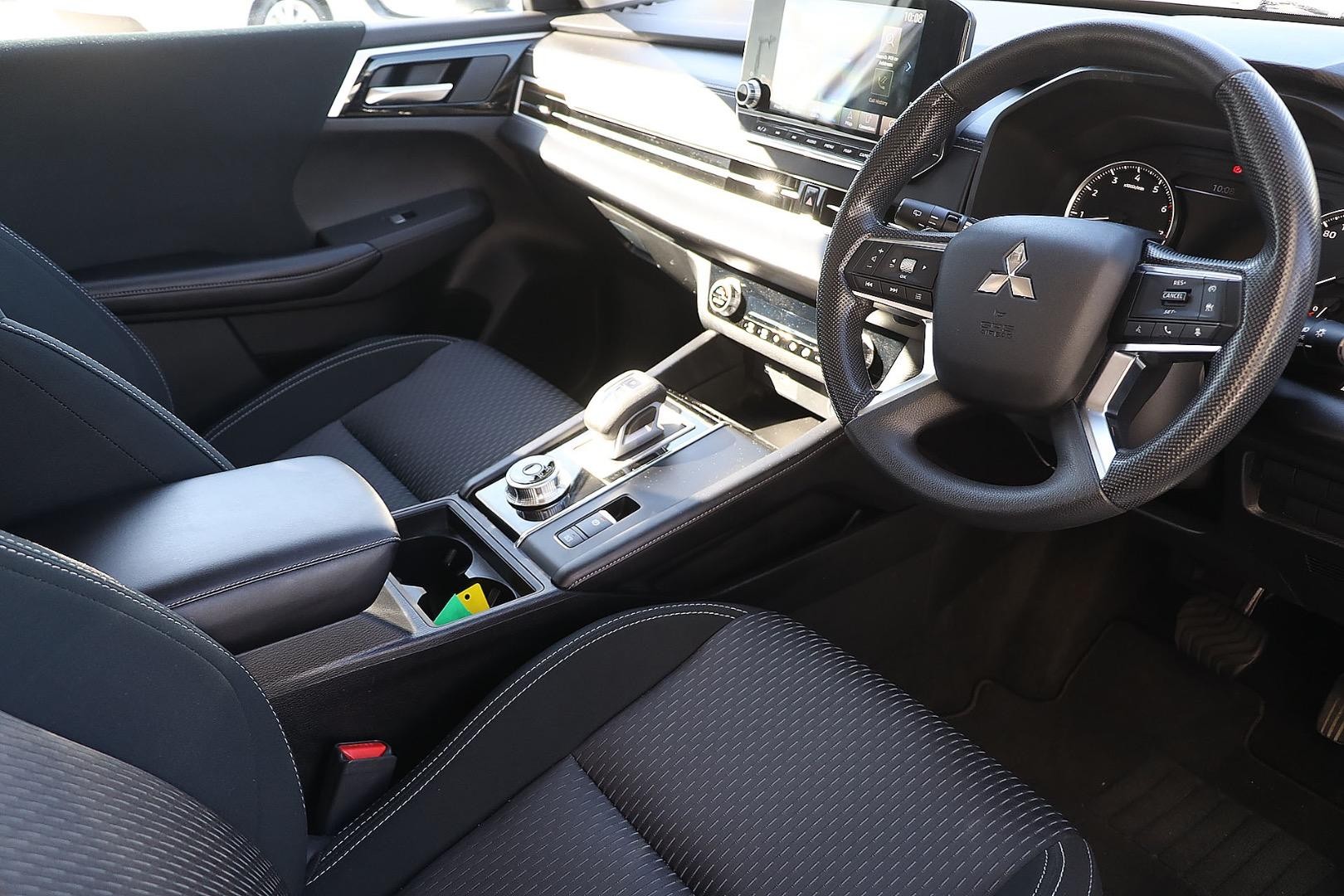 Mitsubishi Outlander image 2