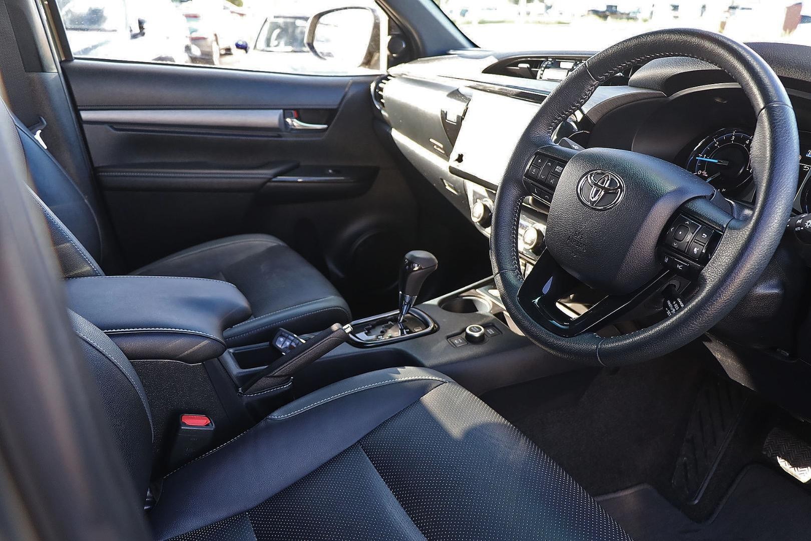 Toyota Hilux image 2