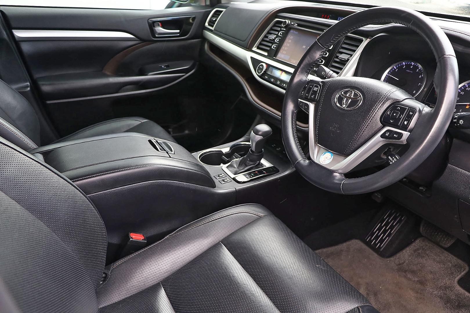 Toyota Kluger image 3
