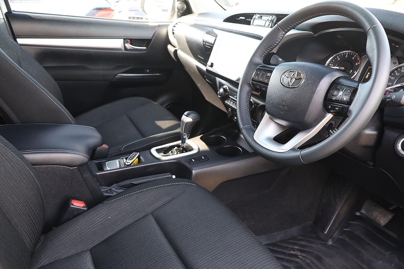 Toyota Hilux image 2