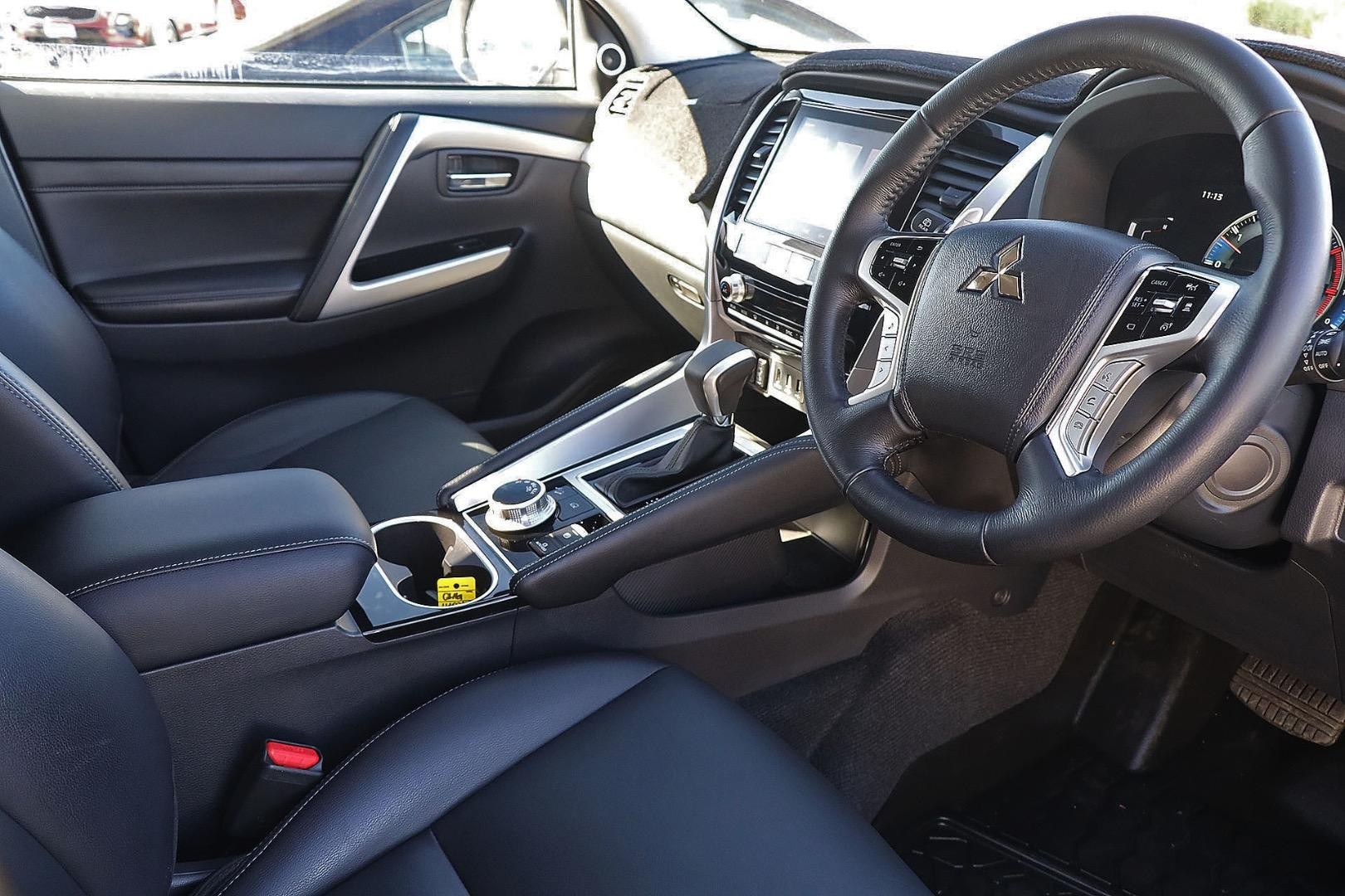 Mitsubishi Pajero Sport image 3