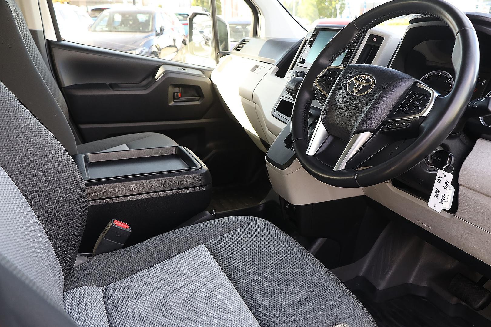 Toyota Hiace image 2